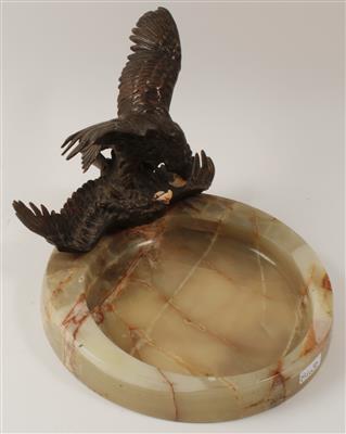 Zwei kämpfende Adler auf Onyxschale, - Antiques and Paintings