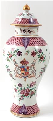 Deckelvase mit Wappen, - Summer-auction