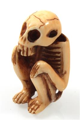 Netsuke eines sitzenden Skelettes, - Summer-auction