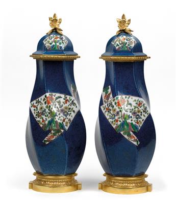1 Paar puderblaue Famille verte-Vasen, - Sommerauktion - Bilder Varia, Antiquitäten, Möbel und Design