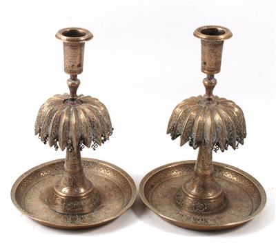 Konvolut (2 Stücke): Ein Paar indo-persische Kerzenständer aus Messing, - Summer-auction