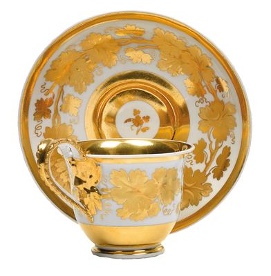 Tasse und Untertasse mit goldenen Weinblättern, - Letní aukce