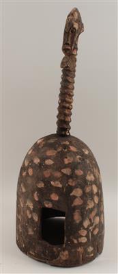 Afrika, Elfenbeinküste, Mali, Burkina Faso. Stamm: Senufo. Eine dekorative Helm-Maske im Stil der Senufo. - Asta estiva