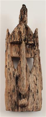 Afrika, Mali, Stamm: Dogon. Eine alte Maske der Dogon, mit Resten einer knieenden Aufsatz-Figur. - Asta estiva