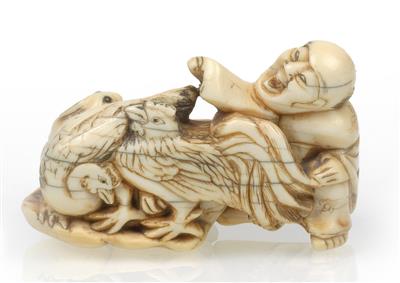 Netsuke eines Gelehrten mit Hahn, Henne und Hase, - Summer-auction