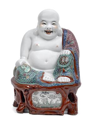 Sitzender Buddha mit Famille Rose Dekor, - Sommerauktion - Bilder Varia, Antiquitäten, Möbel