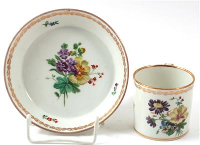 Tasse und Untertasse mit Blumenbukett, - Summer-auction