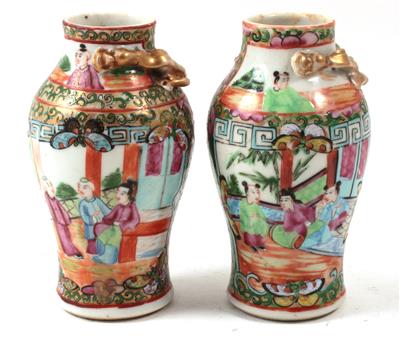 1 Paar kleine Famille rose Vasen, - Summer-auction