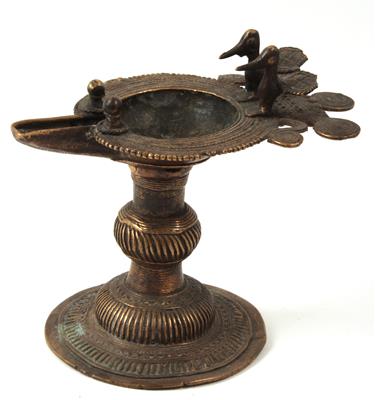 Indien: Eine reizvolle Öllampe, auf hohem Fuß. - Sommerauktion - Bilder Varia, Antiquitäten, Möbel