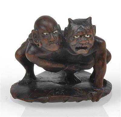 Netsuke des Rakan und Oni beim Sumoringen auf Lotusblatt, - Letní aukce