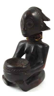 Luba-Shankadi, Dem. Rep. Kongo: Eine kleine Figur einer'Schalen-Trägerin'. - Asta estiva