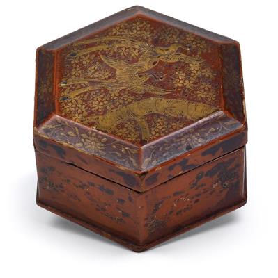 Sechseckige Rotlackdeckeldose, - Saisoneröffnungs-Auktion Antiquitäten & Bilder