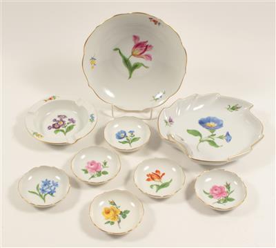1 runde Schale mit Tulpe Dm. 18 cm, - Antiques and Paintings