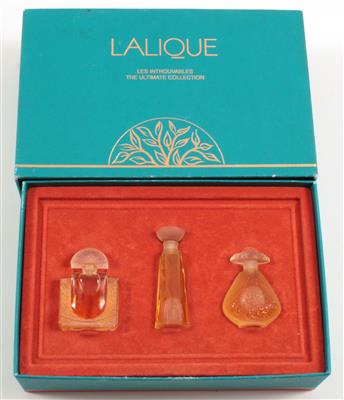 Drei Lalique-Parfumflakons mit Inhalt in Originalkarton, - Starožitnosti, Obrazy
