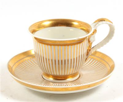 Tasse und Untertasse mit Golddekor, - Antiquitäten & Bilder