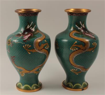 1 Paar Cloisonné-Vasen, - Antiquariato e Dipinti