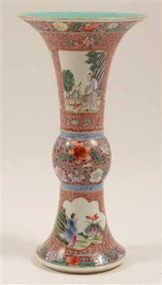 Gu förmige Famille rose-Vase, - Antiques and Paintings