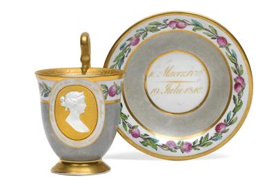 Cup and saucer with the bust of Queen Louise with motto, ‘Sie lebt immer in den Herzen edler Menschen’, - Starožitnosti (Nábytek, Sochařská díla, Sklo, Porcelán)