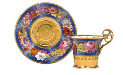 Unusual cup and saucer decorated with flowers, - Oggetti d'arte (mobili, sculture, Vetri e porcellane)