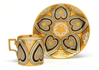 Ornamented cup and saucer, - Oggetti d'arte (mobili, sculture, Vetri e porcellane)