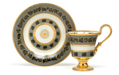 Ornamented cup and saucer, - Oggetti d'arte (mobili, sculture, Vetri e porcellane)