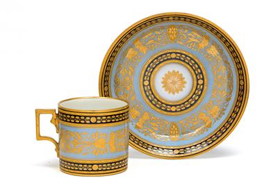 Ornamented cup and saucer, - Oggetti d'arte (mobili, sculture, Vetri e porcellane)