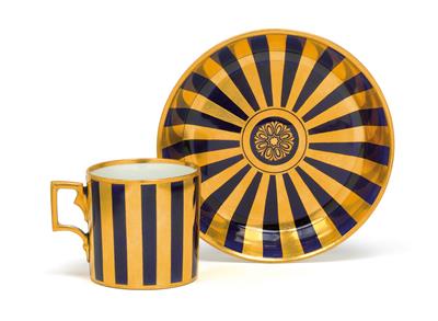 Ornamented cup and saucer with wide stripes, - Oggetti d'arte (mobili, sculture, Vetri e porcellane)