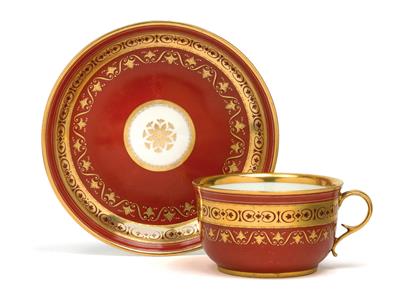 Ornamented tea cup and saucer, - Starožitnosti (Nábytek, Sochařská díla, Sklo, Porcelán)