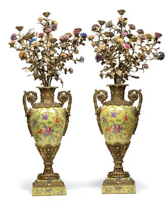 A pair of decorative vases with porcelain flowers and bronze doré mounts, - Oggetti d'arte (mobili, sculture, Vetri e porcellane)