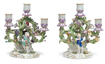 A pair of candlesticks with amoretti, - Starožitnosti (Nábytek, Sochařská díla, Sklo, Porcelán)