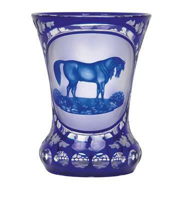 A socle beaker with standing horse, - Oggetti d'arte (mobili, sculture, Vetri e porcellane)