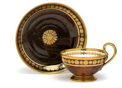 Tea cup and saucer, - Starožitnosti (Nábytek, Sochařská díla, Sklo, Porcelán)