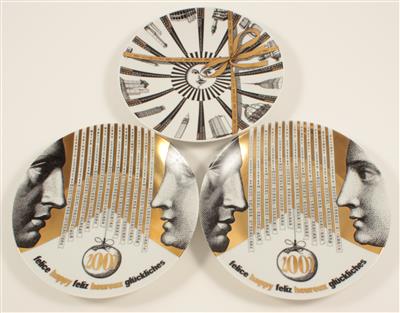 3 Fornasetti-Jahreswandteller 2001 und 2003, - Antiquitäten & Bilder - Schwerpunkt: Grafiken, Zeichnungen und Aquarelle - 20. & 19. Jahrhundert