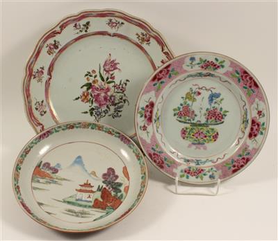 3 Famille rose Teller, - Winter-Auktion (Antiquitäten, Bilder, Möbel, Teppiche, Design)