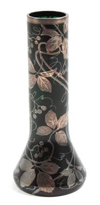 Vase mit Traubenranken, - Winter-Auktion (Antiquitäten, Bilder, Möbel, Teppiche, Design)