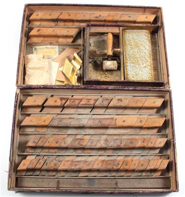 Zwei Kartonschachteln mit Stoffdruckstempeln (Buchstaben) - Antiquitäten & Bilder