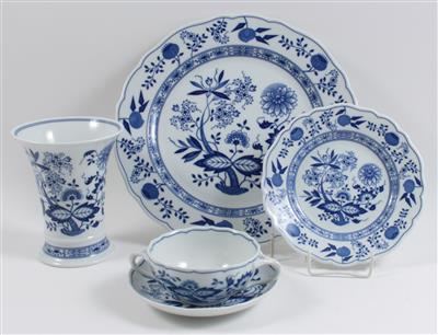 8 Zwiebelmuster-Bouillontassen mit Untertassen, 8 Dessert-, 6 Platzteller, 1 Vase, - Antiquariato e Dipinti