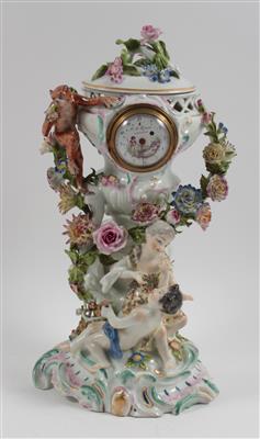 Deckelvase mit Uhr, Porzellan, - Antiques and Paintings