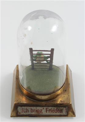 Miniaturfrosch, Frosch auf Leiter unter Glassturz, - Antiques and Paintings