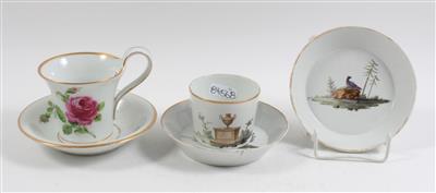 1 Rosentasse mit Untertasse, 1 Sammeltasse mit 2 Untertassen, - Antiques and Paintings