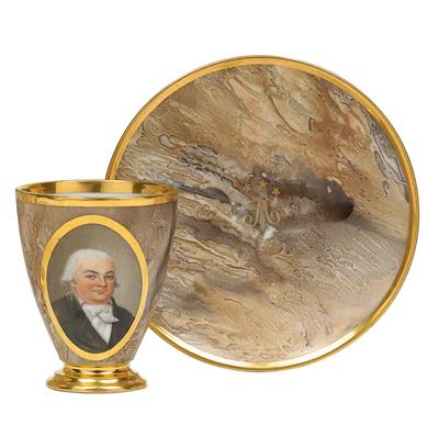 Becher mit Herrenporträt und Untertasse, - Antiquariato e Dipinti