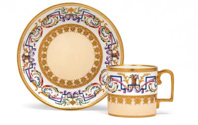 A cup and saucer with decorative design, - Starožitnosti (Nábytek, Sochařská díla)