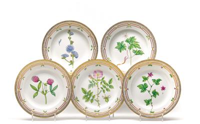 A Flora Danica dinner plate, - Works of Art (Furniture, Sculptures, Glass, Porcelain)