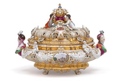 A terrine with cover surmounted by a crown, known as the ‘Drüselkästchen’ produced for Maria Josepha of Austria, wife of August III with the ‘Electoral-Saxon coat-of-arms’, - Starožitnosti (Nábytek, Sochařská díla)