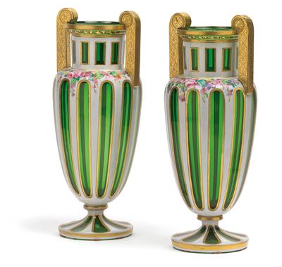 A pair of glass vases, - Starožitnosti (Nábytek, Sochařská díla)
