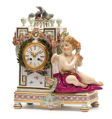 A porcelain clock case with movement, - Starožitnosti (Nábytek, Sochařská díla)