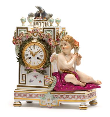 A porcelain clock case with movement, - Oggetti d'arte