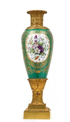 A Russian vase as a floor lamp, foot with ‘bronze doré’ mounts, - Starožitnosti (Nábytek, Sochařská díla)