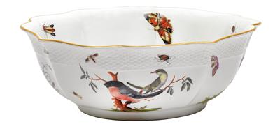 A dish depicting 4 pairs of birds on branches, - Works of Art (Furniture, Sculptures, Glass, Porcelain)