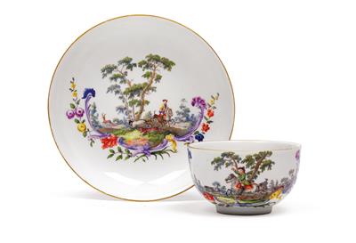 A cup and saucer with hunting scenes after Ridinger, - Starožitnosti (Nábytek, Sochařská díla)